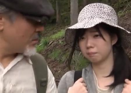 【斉藤みゆ】国境警備隊に金品を渡し亡命に成功した20才の女と52才の男。安心したのか山小屋でパコりまくるｗ