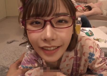 【深田えいみ】まるでその場にいるような臨場感、耳元でささやいてエッチな誘惑をしてくる彼女の友人のメガネ美女