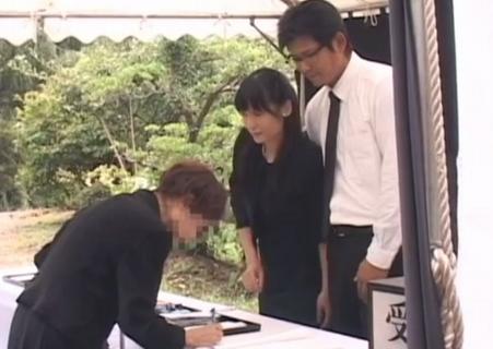 【しほのちさ】一緒に葬式の受付をすることになった親戚の子のケツを、机の下で撫でまわしてやったぜｗ