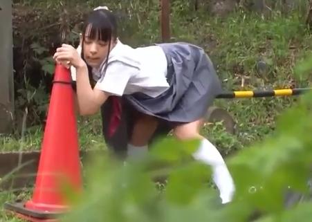 【あべみかこ】清楚系女子校生がモジモジしてるなと思ったら、箒の柄やカラーコーンに股間を押しあてオナニー始めやがった