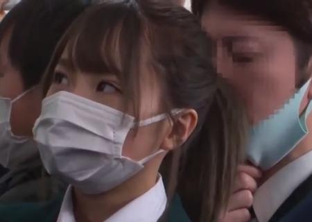 【松本いちか】彼氏と恋人つなぎで電車に乗っているJKへ痴漢を敢行！恥ずかしくて助け求めねぇのか？射精するぞｗ