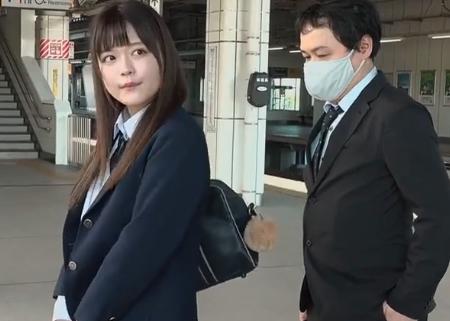 【奏音かのん】電車で痴漢してきたおじさんのチンポをぎゅっと掴んで扱き射精させる女子校生！さらに電車から降ろして…