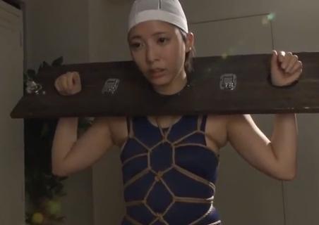 【阿部乃みく】麻縄で縛られた上にギロチン拘束されたスク水姿のJK。これから最悪のイラマチオ調教が始まる！