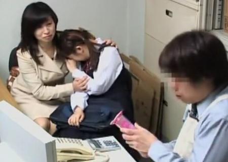 万引きした娘をかばい『何でもします』と言う母親を娘の前で犯して中出しする店長。これが性教育だｗｗ
