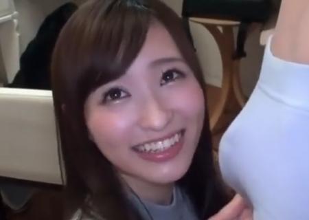 オナ禁一ヶ月の天使もえちゃんの楽屋に勃起チンポ投入！『舐めさせてください…』と言ってしゃぶるだけでパンツにシミが！
