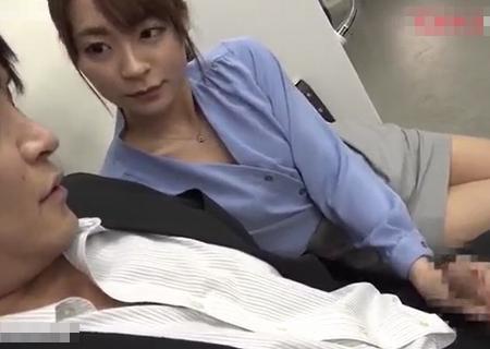 【東條なつ】電車で見知らぬOLがオナニーを見せつけて来て…2人きりになるとチンコに手を伸ばしまさかの即ハメ！