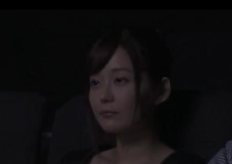 石原莉奈　映画館で人妻の乳首とマンコを弄る、オマンコびちょびちょになった所でイラマチオかましちゃいますか！