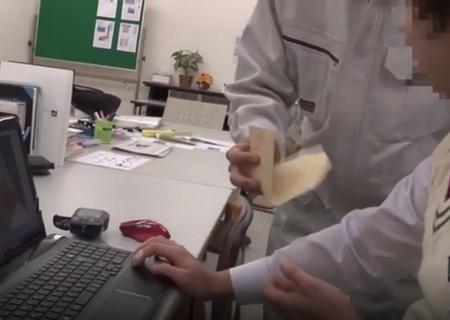 【御舟みこと】用務員のおじさんから金を貰い同じ新聞部の女子を盗撮する男子！2人で強姦するターゲットを物色する
