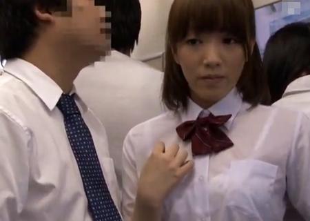 【彩瀬りえか】雨に濡れ電車に乗るJK。透けブラがたまんねぇ、勃起案件だなｗチンポ擦り付けてフェラさせよう！