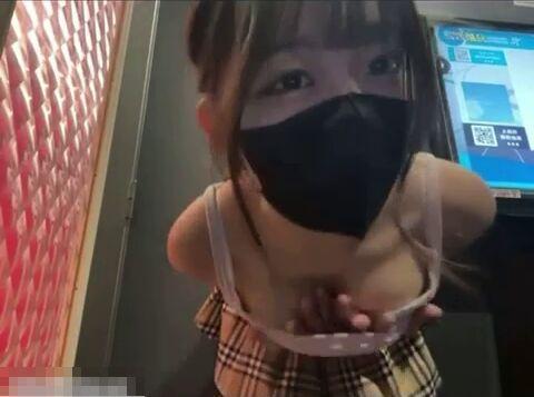 「人が来る…ノーブラでドリンクバー行ってみる？」制服セクシー巨乳変態美少女がカラオケ店で露出配信！ライブチャット