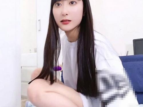 「音聞こえるかな？クチュクチュ…すぐ濡れちゃうwパンツ履いてないw興奮してくれる？」セクシー美乳敏感美女！ライブチャット