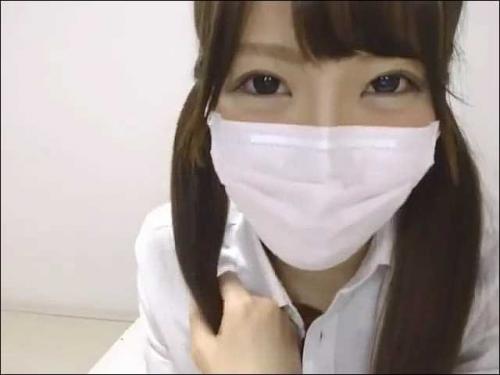 【ライブチャット】「オマ〇コ開いちゃう？」カメラ目線でおっぱいモミモミ制服巨乳モデル美女がエロ配信！