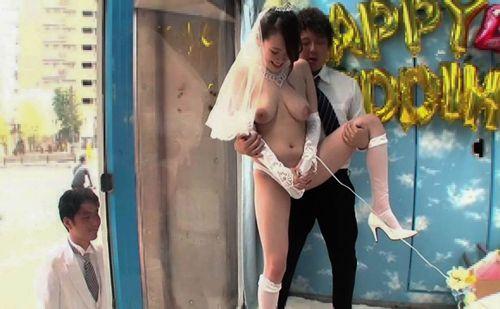 一生の思い出に綺麗なウエディングヌードを撮影しませんか？⇒ウソ⇒ミラー越しの新郎に電話をかけ他人棒MAXピストン！