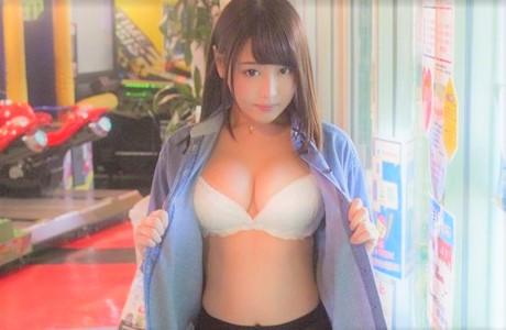 【浜崎真緒×調教】「もっと突いてぇ❤」爆乳露出痴女と野外トイレで爽快セックス❤乳揺らしながら立ちバックで喘ぐ変態ドMｗｗ