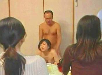 【ヘンリー塚本×小池絵美子】友達の旦那と家で不通にSEXをしてしまう熟痴女！