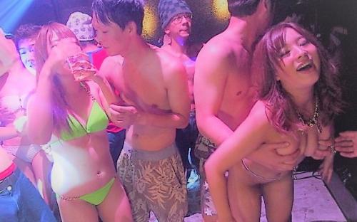 【乱交】「バイブスあがるぅFOOO！」巨乳黒ギャルとクラブで大乱交生ハメ中出しSEX！