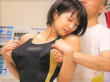 【湊莉久】競泳選手の女子大学生がマッサージ店に来店！執拗にマンコを弄る施術師に困惑！