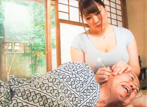 【七草ちとせ】義理の父親を優しく介護する爆乳の人妻！懇願に懇願を重ねられついに体を許してしまった女の末路をご覧ください。