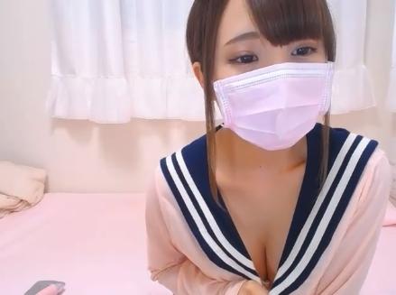 童顔JKがエッチな谷間を見せつけ手マンオナニー配信