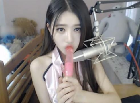 激可愛い美乳美少女がディルドを擬似フェラをしてリスナーを悩殺