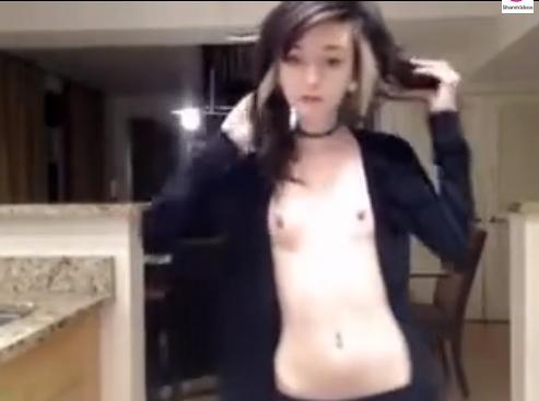 スレンダー美乳美女がぷっくり乳首を出してエロダンス配信