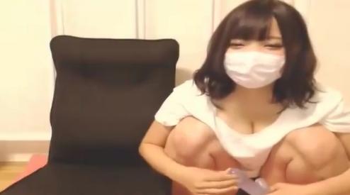 ショートヘアーの美乳美少女がエッチな谷間を生配信で披露