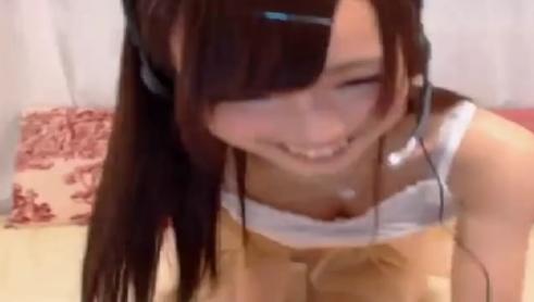激可愛い美乳美少女がエッチな下着姿でエロ配信