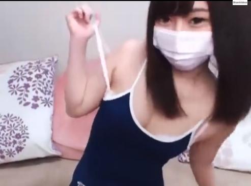 美乳美少女が生配信中にスク水に着替えてエッチな谷間でリスナーを悩殺