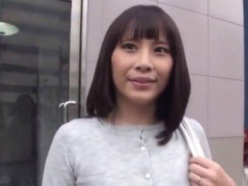 【巨乳熟女】街角でナンパされた人妻がヤリ部屋にて巨尻揺らして掃除してたらバックで寝取られる　素人　人妻ナンパ