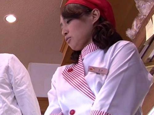 【巨乳熟女】人妻がバイト中にキッチンで制服のまま手コキイラマチオして寝取られる　安野由美