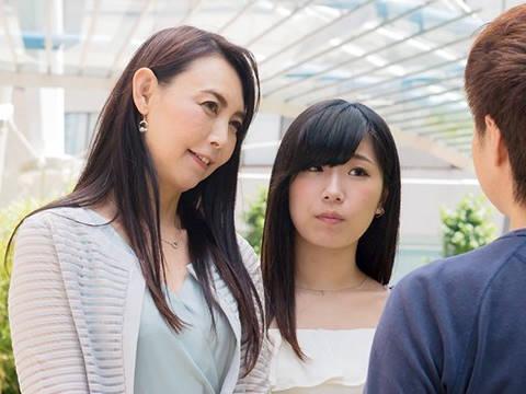 【巨乳熟女】ナンパされた親子が車のなかでインタビュー受けるもヤリ部屋に連れていかれ一緒に寝取られる　素人　人妻ナンパ