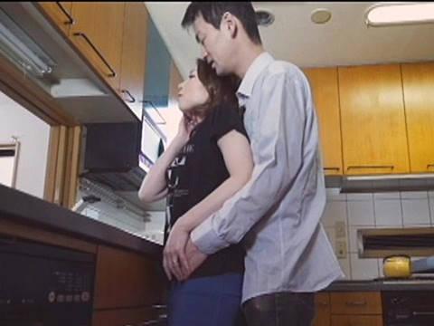 【巨乳熟女】なにか手伝いますよぉ…週末にバーベキューしてた人妻がキッチンで手コキ＆イラマチオで寝取られる　小林優紀