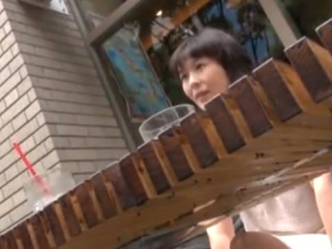 【巨乳熟女】街角でナンパされた素人女がヤリ部屋のホテルに連れ込まれ手コキ＆イラマチオしてセックス　熟女ナンパ