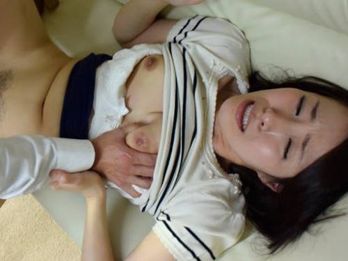 【巨乳熟女】四十路人妻の義姉が旦那の弟に自宅のソファーで手コキして強引に近親相姦で寝取られる＿ 谷原希美