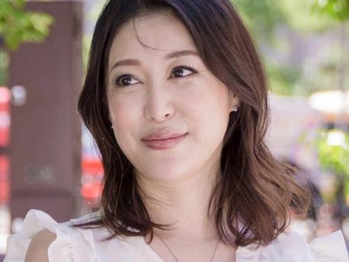 【巨乳熟女】いあ恥ずかしい…ナンパした人妻が車のなかで手コキして寝取られる