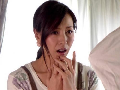 【巨乳熟女】やだぁすごい本物かしらあれ…熟女巨乳人妻がデカチンに興奮して手コキ＆イラマチオで寝取られる　谷原希美
