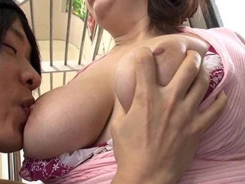 【巨乳熟女】人妻が旦那と一緒に電車に乗るも痴漢されて不覚にも感じてしまい寝取られる　折原ゆかり