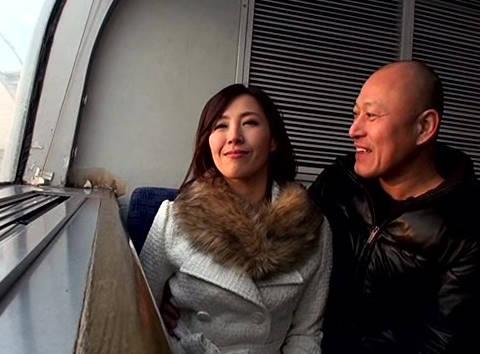 【巨乳熟女】AV女優の谷原希美が野外で恋人のようにキスしまくって最後はすっぴんセックス　谷原希美