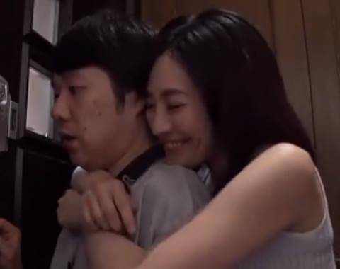 【巨乳熟女】こうじくんちゃんと起きてくれたんだね…欲求不満の人妻が引きこもりの息子と自宅のヤリ部屋で近親相姦　谷原希美