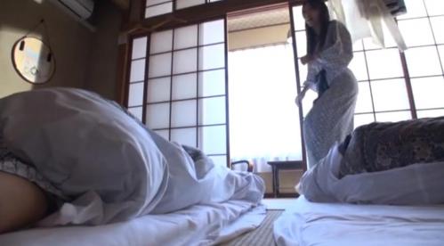 水川スミレ「おはよう♡」美乳お姉さんと温泉旅行！朝立ちチンポを優しくフェラで抜いてくれましたｗ