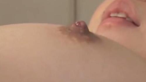 陥没乳首を筆で触ってみたり氷を当ててみたり指で弄って勃起させる動画です。
