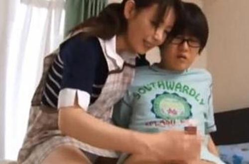 三浦恵理子「こんなにおっきくなって…」美熟女お母さんが手コキで抜いてくれるｗ