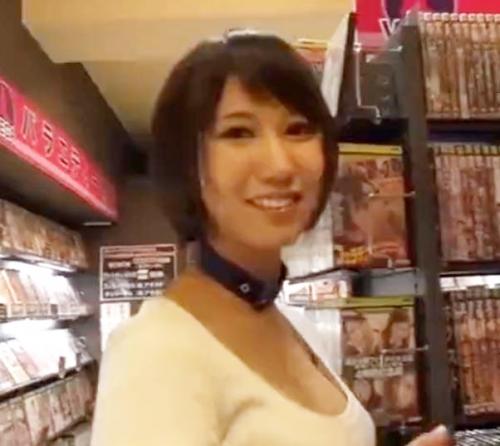 【湊莉久】個室ビデオ店に人気女優が突撃！素人男性のオナニーサポートしてあげちゃうｗ