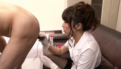 【橘ヒナタ】おもちゃを使って尻穴調教する痴女OL！手コキでザーメンを搾り取る