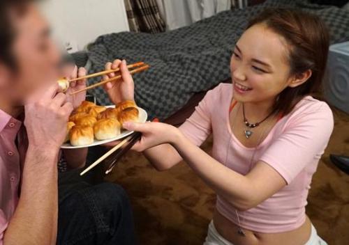 【外国人】料理作ったり家庭的で可愛い台湾人美少女！電マやバイブでヤっちゃいますｗ