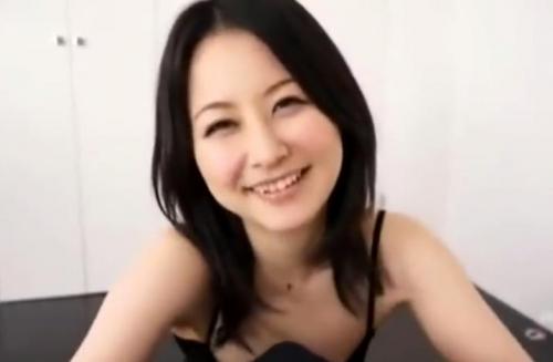 【岩佐あゆみ】綺麗な美人妻がチンポをしゃぶって気持ちよくしてくれますｗ