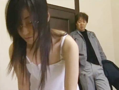 目が見えない盲目美女が家に入ってきた父親に犯される