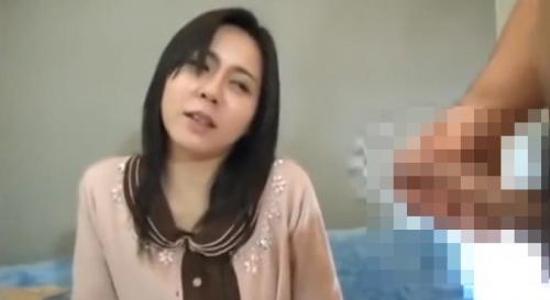 【熟女ナンパ】人妻おばさんにセンズリ鑑賞！黒パンストを付けた美脚がとてもエロい！