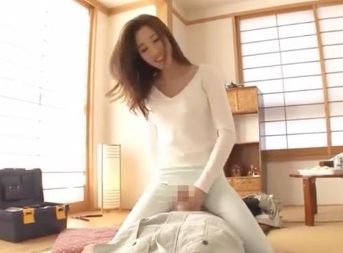 東凛「いっぱい出して♡」欲求不満の淫乱人妻がエアコン修理業者を誘惑！自ら上に跨って素股手コキで昇天させる痴女