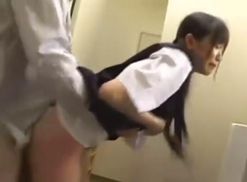 ロリ童顔少女をトイレに連れ込み立ちバックからのガン突き生出しレイプ！！